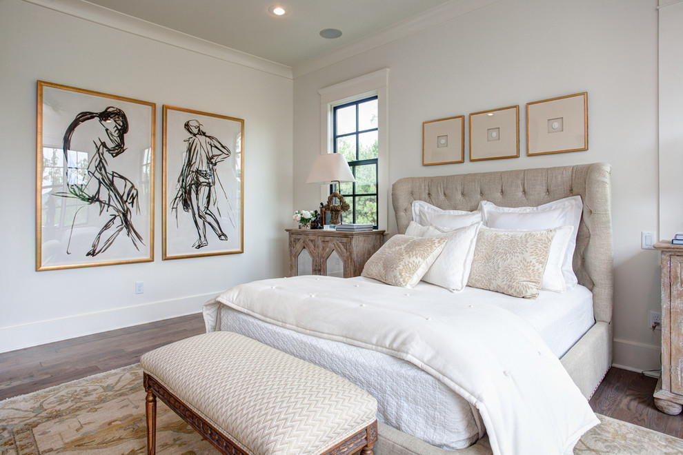 Imagen de dormitorio principal tradicional renovado de tamaño medio con paredes blancas y suelo de madera clara