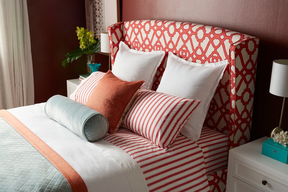 Foto di una camera degli ospiti minimalista di medie dimensioni con pareti rosse e parquet chiaro