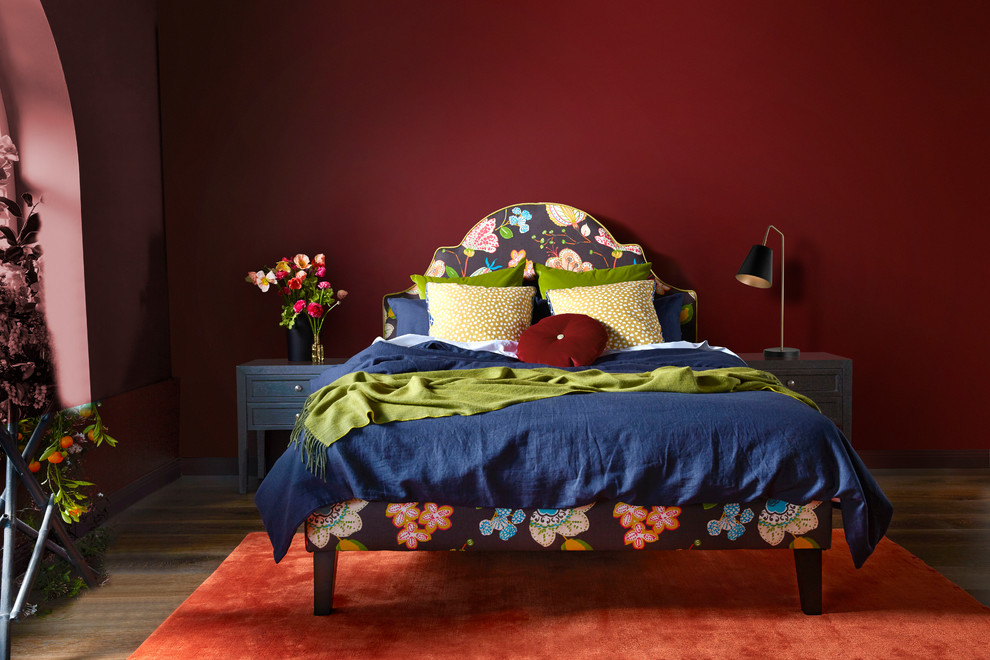 На фото: гостевая спальня среднего размера, (комната для гостей) в стиле модернизм с красными стенами и светлым паркетным полом