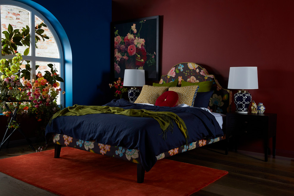 На фото: гостевая спальня среднего размера, (комната для гостей) в стиле модернизм с синими стенами и светлым паркетным полом