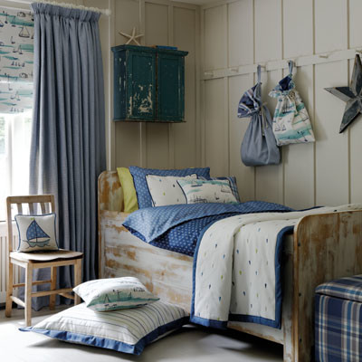 На фото: гостевая спальня среднего размера, (комната для гостей) в стиле кантри с белыми стенами и ковровым покрытием