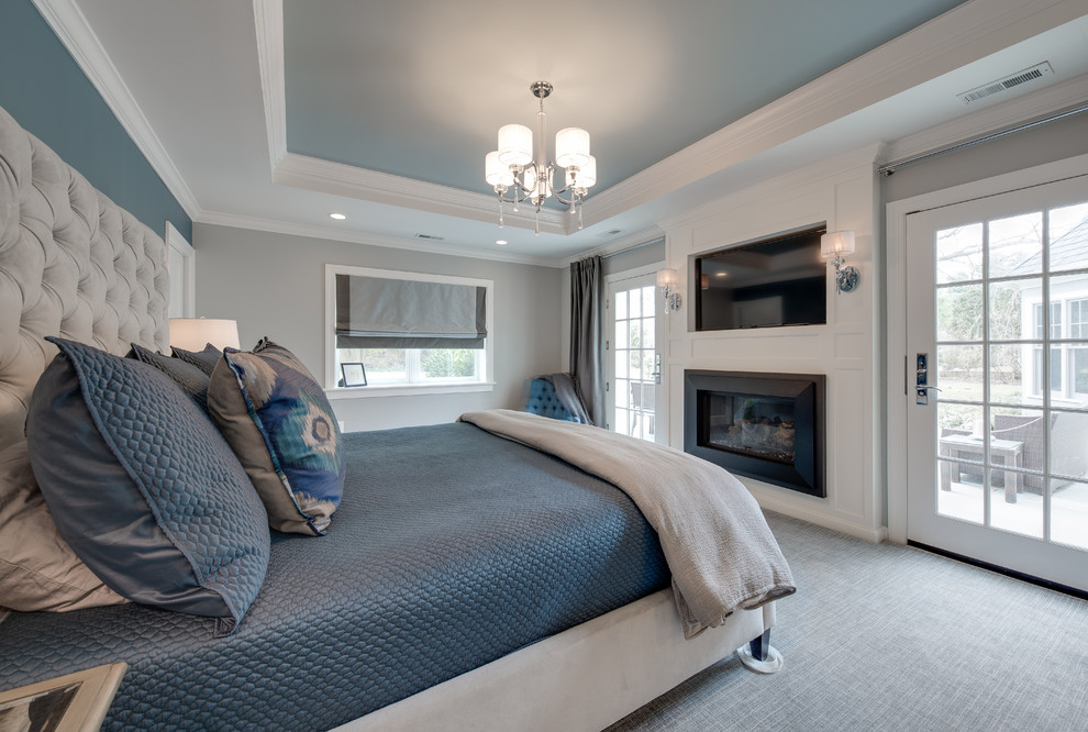 Пример оригинального дизайна: хозяйская спальня среднего размера в стиле неоклассика (современная классика) с серыми стенами, ковровым покрытием, стандартным камином, фасадом камина из дерева и серым полом