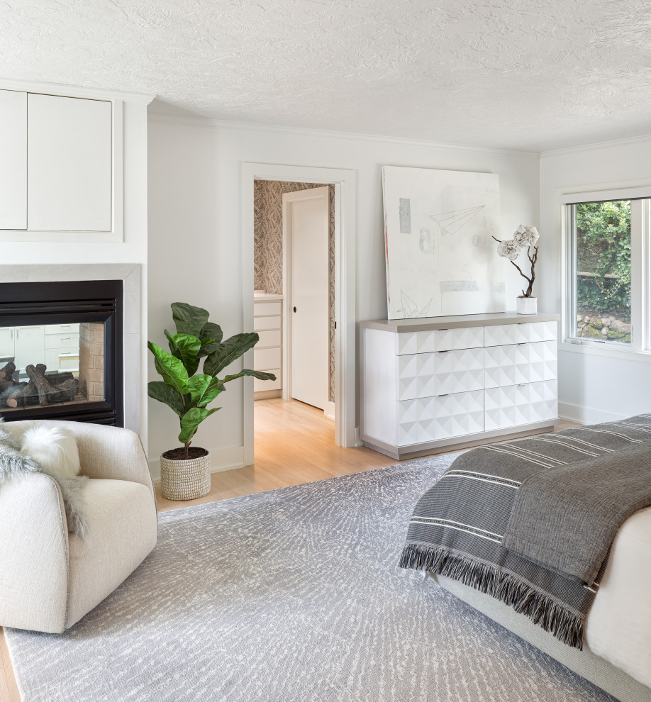 ポートランドにあるコンテンポラリースタイルのおしゃれな寝室 (白い壁、淡色無垢フローリング、両方向型暖炉、ベージュの床) のインテリア