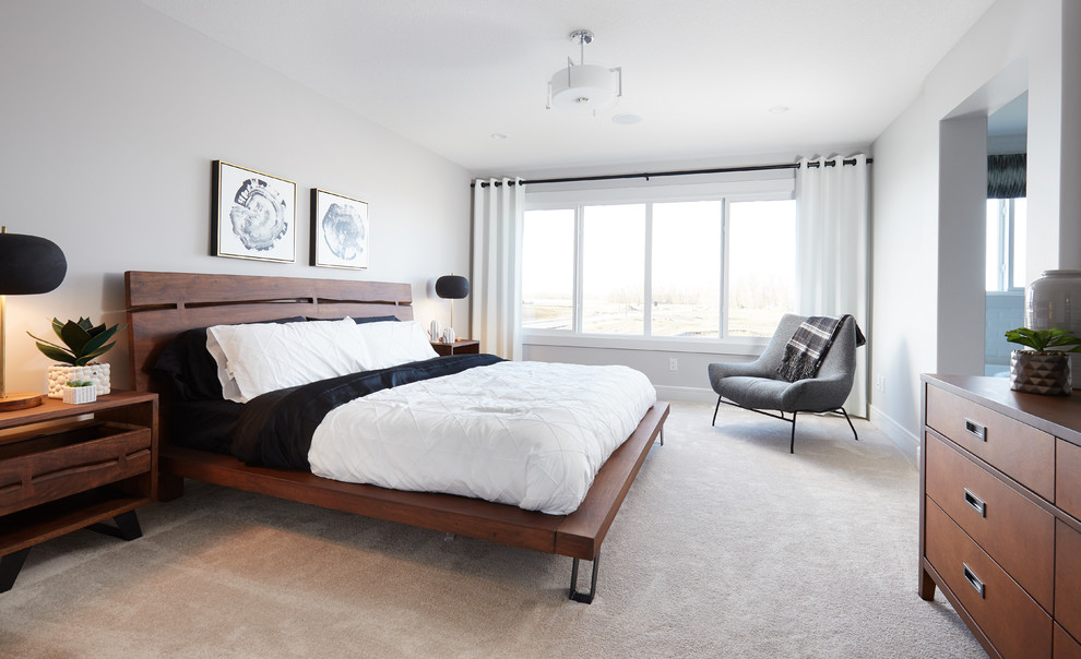 Свежая идея для дизайна: хозяйская спальня среднего размера в стиле неоклассика (современная классика) с серыми стенами, ковровым покрытием и бежевым полом - отличное фото интерьера