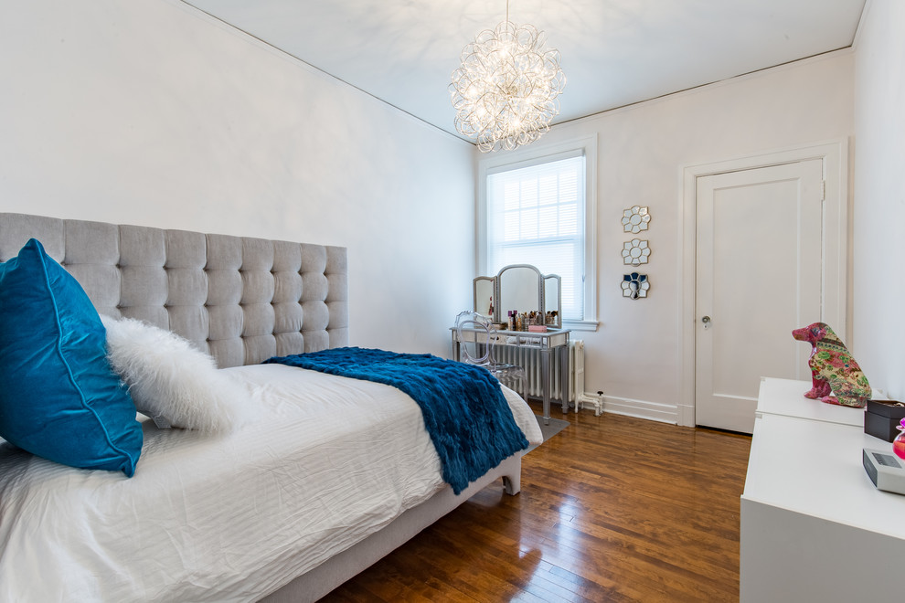 Inspiration för klassiska sovrum, med vita väggar, mellanmörkt trägolv och brunt golv
