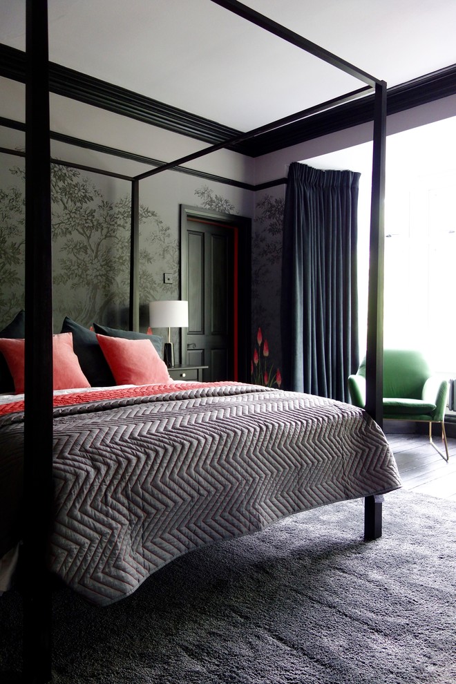 Источник вдохновения для домашнего уюта: гостевая спальня среднего размера, (комната для гостей) в стиле фьюжн с разноцветными стенами, деревянным полом, стандартным камином, фасадом камина из металла и черным полом