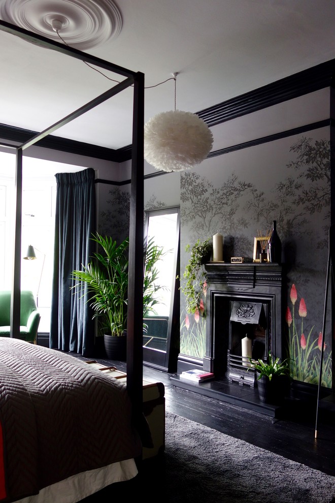 Свежая идея для дизайна: гостевая спальня среднего размера, (комната для гостей) в стиле фьюжн с разноцветными стенами, деревянным полом, стандартным камином, фасадом камина из металла и черным полом - отличное фото интерьера