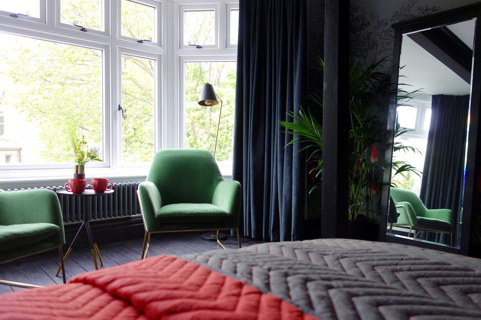 Aménagement d'une chambre d'amis éclectique de taille moyenne avec un mur multicolore, parquet peint, une cheminée standard, un manteau de cheminée en métal et un sol noir.