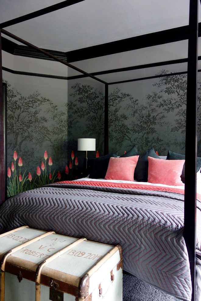 他の地域にある中くらいなエクレクティックスタイルのおしゃれな客用寝室 (マルチカラーの壁、塗装フローリング、標準型暖炉、金属の暖炉まわり、黒い床)