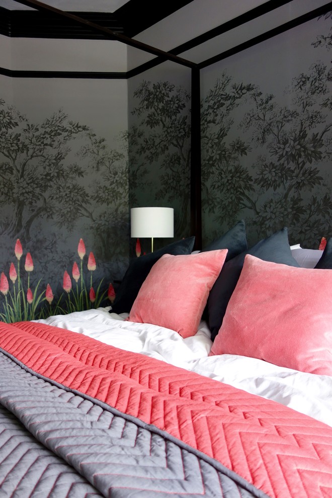Свежая идея для дизайна: гостевая спальня среднего размера, (комната для гостей) в стиле фьюжн с разноцветными стенами, деревянным полом, стандартным камином, фасадом камина из металла и черным полом - отличное фото интерьера