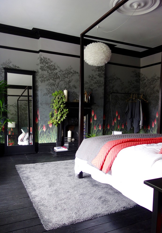 На фото: гостевая спальня среднего размера, (комната для гостей) в стиле фьюжн с разноцветными стенами, деревянным полом, стандартным камином, фасадом камина из металла и черным полом с