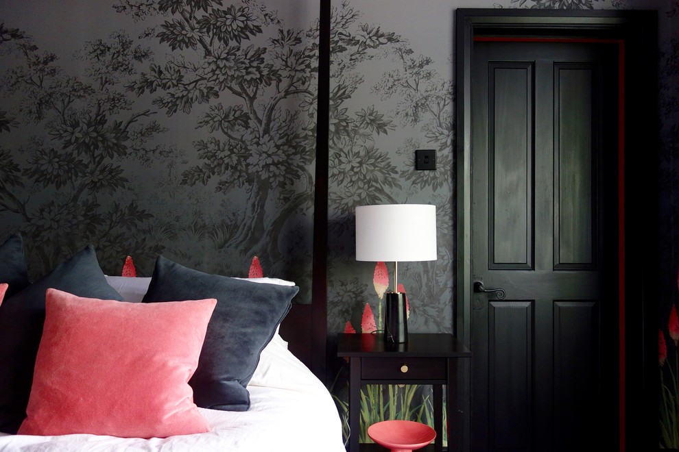 Стильный дизайн: гостевая спальня среднего размера, (комната для гостей) в стиле фьюжн с разноцветными стенами, деревянным полом, стандартным камином, фасадом камина из металла и черным полом - последний тренд