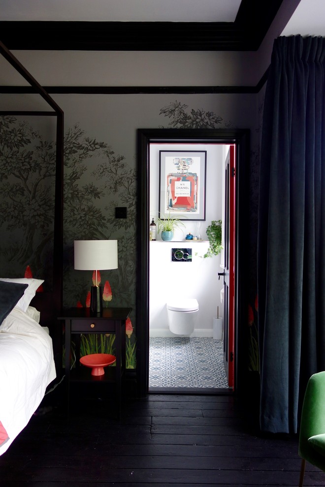 Пример оригинального дизайна: гостевая спальня среднего размера, (комната для гостей) в стиле фьюжн с разноцветными стенами, деревянным полом, стандартным камином, фасадом камина из металла и черным полом