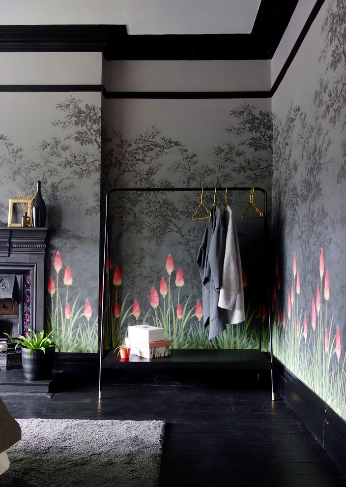Exemple d'une chambre d'amis éclectique de taille moyenne avec un mur multicolore, parquet peint, une cheminée standard, un manteau de cheminée en métal et un sol noir.