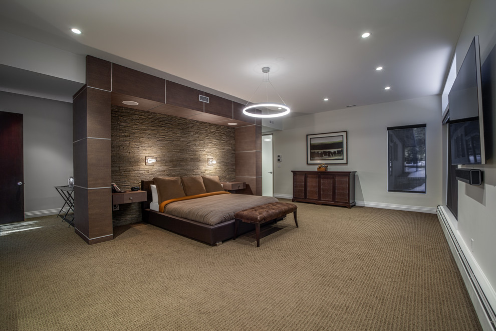 На фото: большая хозяйская спальня в стиле модернизм с серыми стенами и ковровым покрытием без камина с