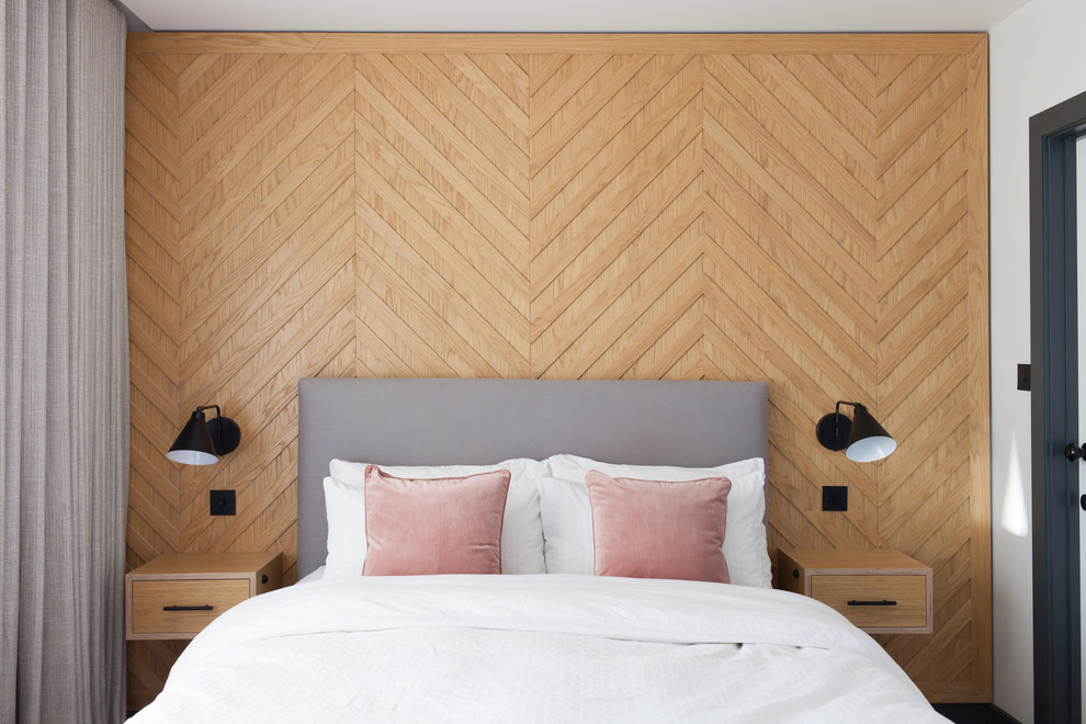 Nordisk inredning av ett sovrum, med beige väggar