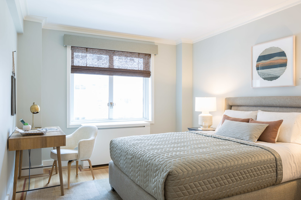 Стильный дизайн: гостевая спальня среднего размера, (комната для гостей) в стиле неоклассика (современная классика) с синими стенами, светлым паркетным полом и рабочим местом без камина - последний тренд