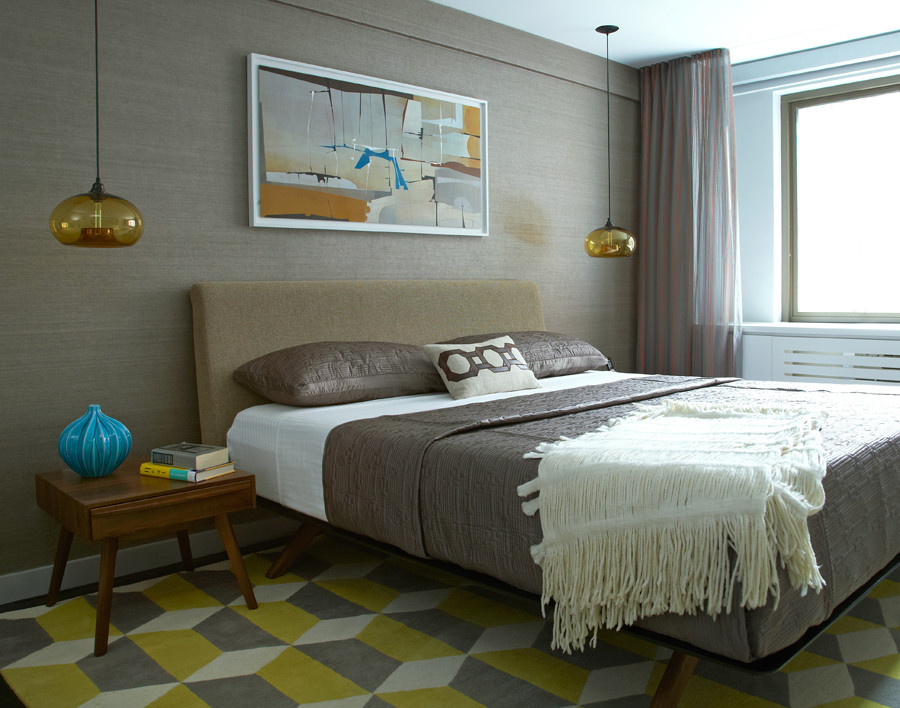 ニューヨークにある中くらいなミッドセンチュリースタイルのおしゃれな主寝室 (グレーの壁、濃色無垢フローリング)