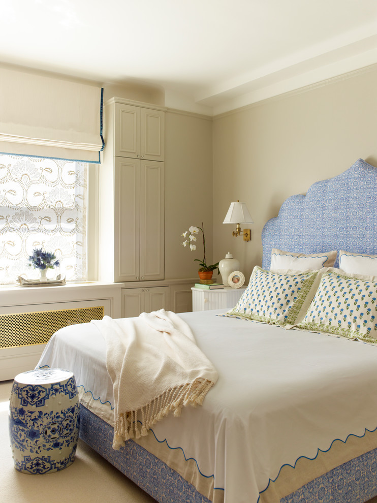 На фото: хозяйская спальня в стиле неоклассика (современная классика) с бежевыми стенами и бежевым полом