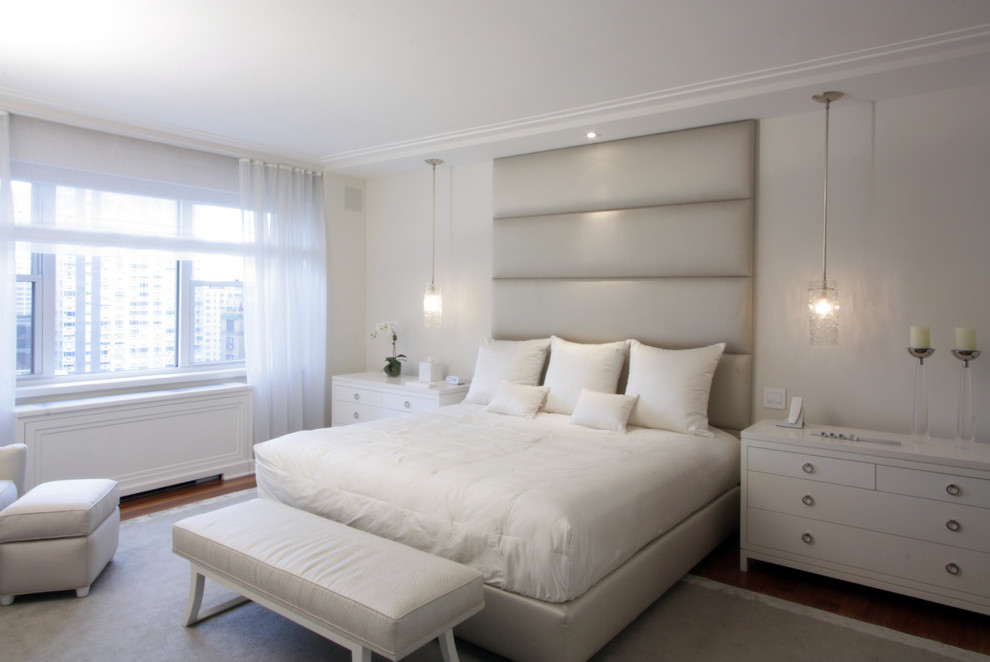 Imagen de dormitorio principal tradicional renovado de tamaño medio con paredes grises y suelo de madera en tonos medios