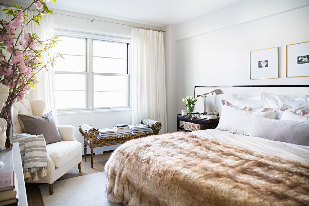 Свежая идея для дизайна: спальня в стиле неоклассика (современная классика) с белыми стенами, паркетным полом среднего тона и коричневым полом - отличное фото интерьера