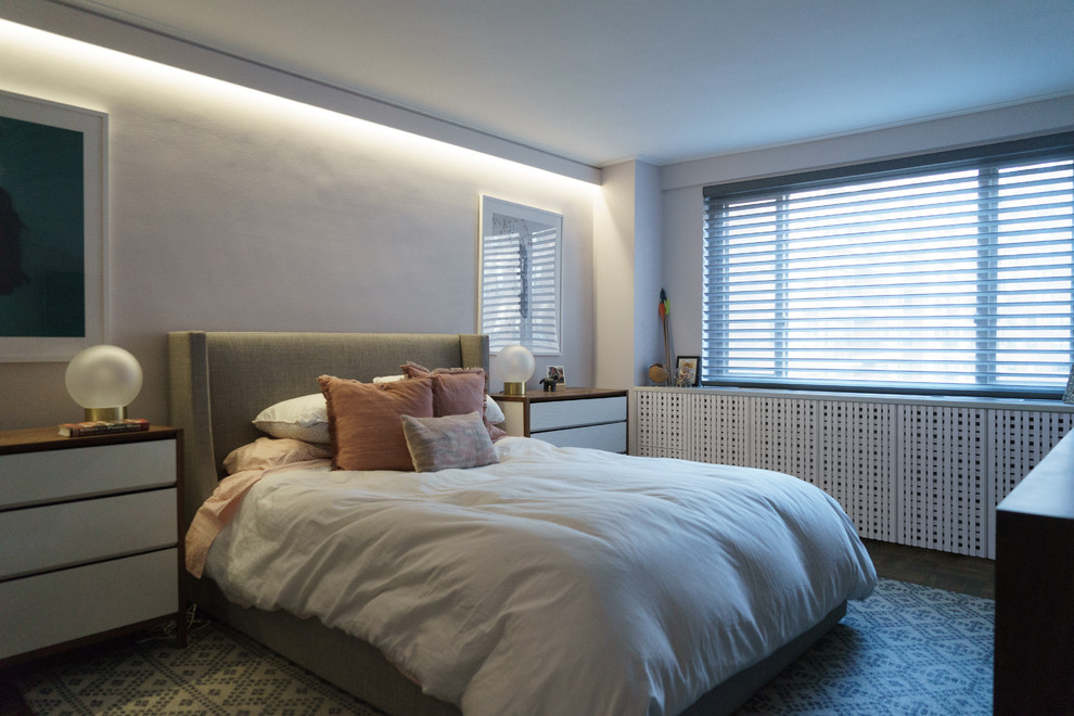 На фото: хозяйская спальня среднего размера в современном стиле с коричневым полом, белыми стенами и темным паркетным полом без камина с