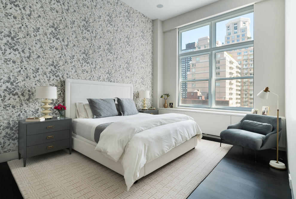 Modernes Hauptschlafzimmer mit dunklem Holzboden und bunten Wänden in New York