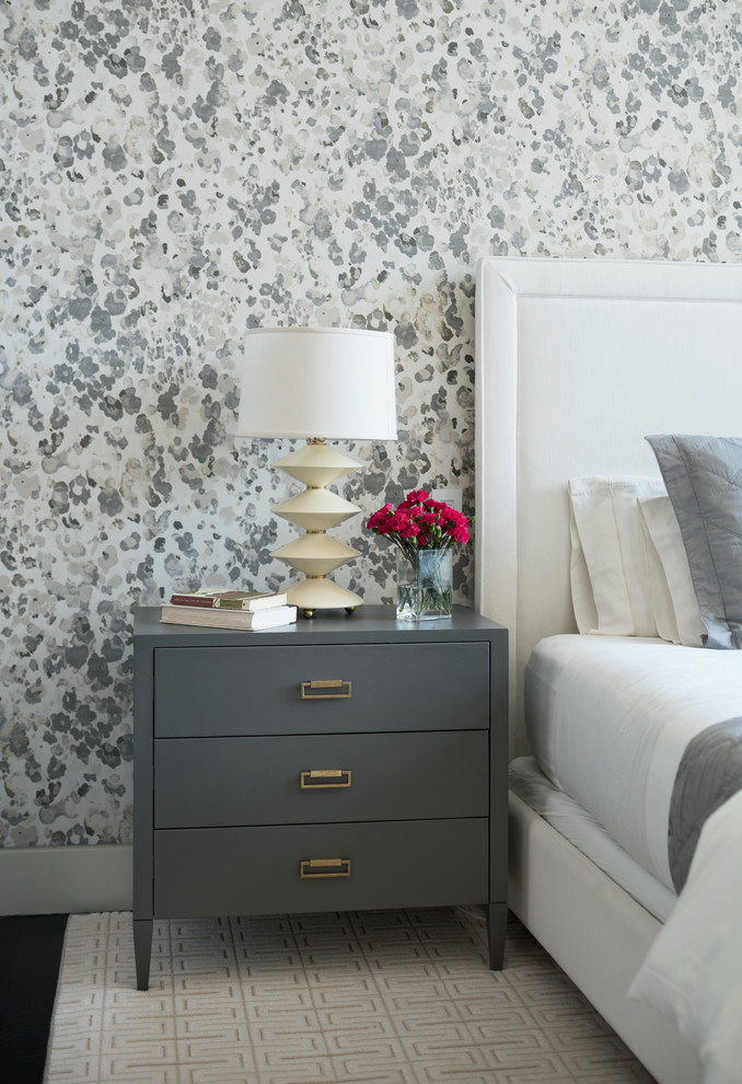 ニューヨークにある中くらいなコンテンポラリースタイルのおしゃれな主寝室 (白い壁、濃色無垢フローリング) のインテリア