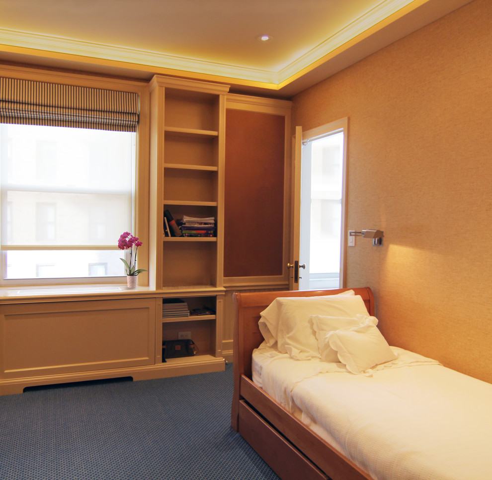 Идея дизайна: маленькая гостевая спальня (комната для гостей) в стиле неоклассика (современная классика) с ковровым покрытием, бежевыми стенами и синим полом без камина для на участке и в саду