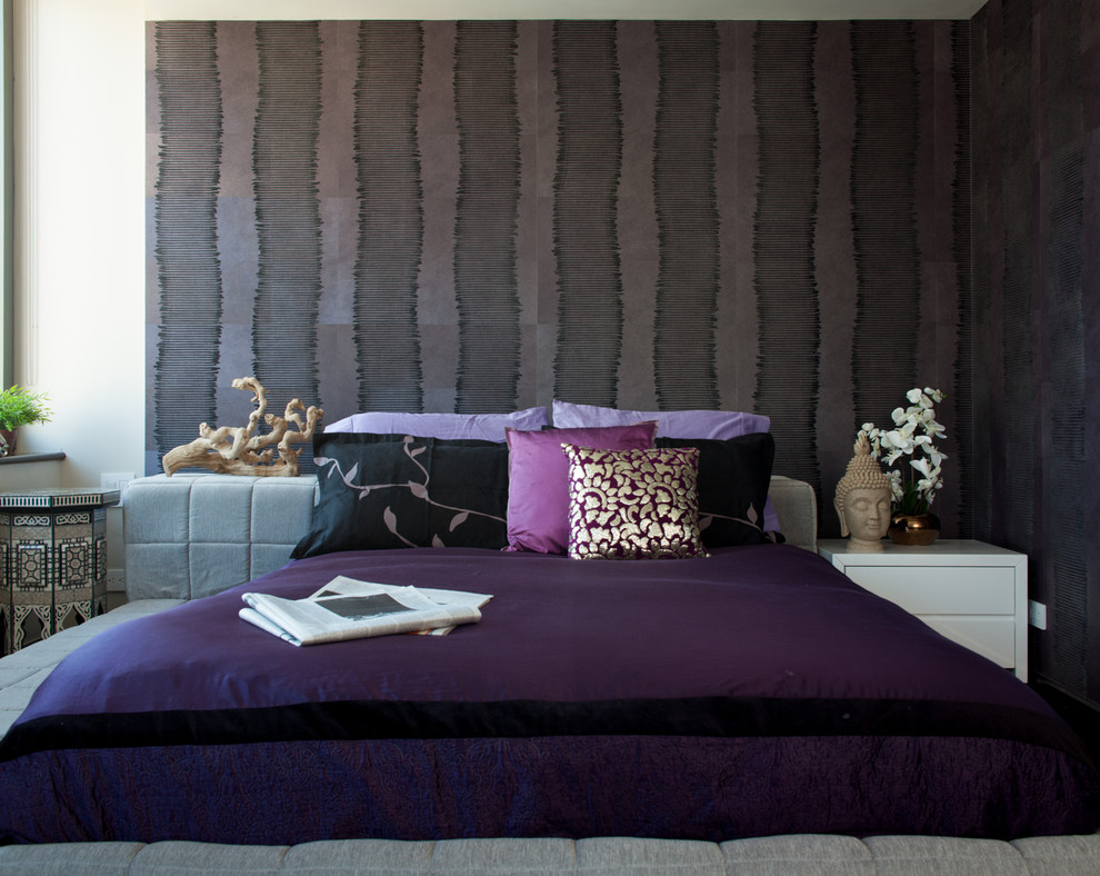 Modelo de dormitorio actual con paredes marrones