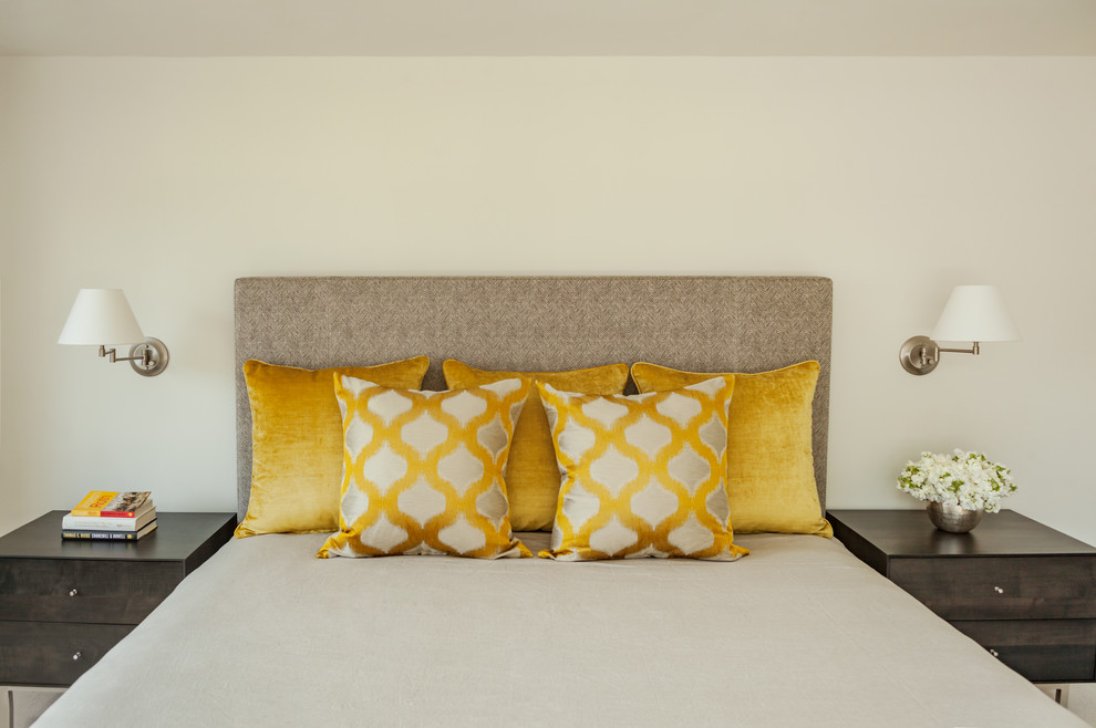 Cette image montre une grande chambre traditionnelle avec un mur beige et un sol beige.