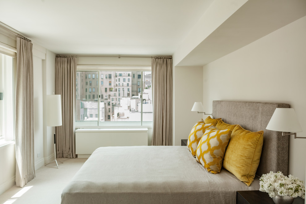 ニューヨークにある中くらいなコンテンポラリースタイルのおしゃれな客用寝室 (白い壁、カーペット敷き、白い床) のレイアウト