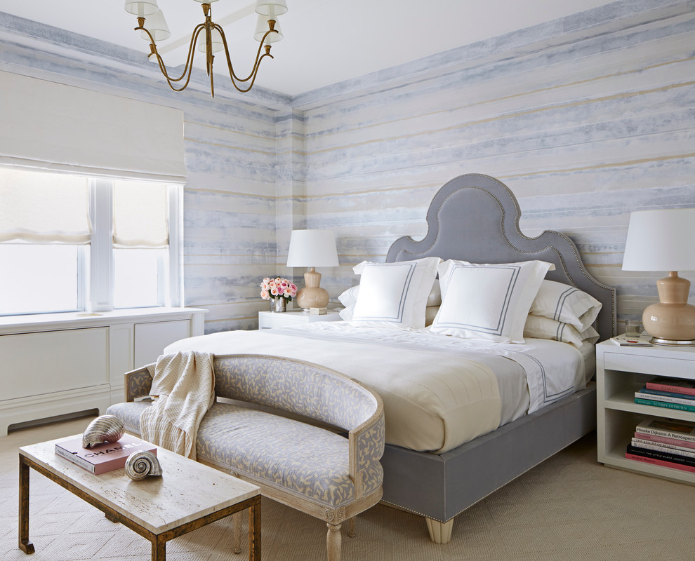 Imagen de habitación de invitados tradicional renovada con paredes multicolor y moqueta