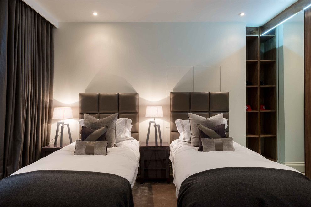 Modelo de habitación de invitados contemporánea de tamaño medio sin chimenea con paredes grises, moqueta y suelo marrón