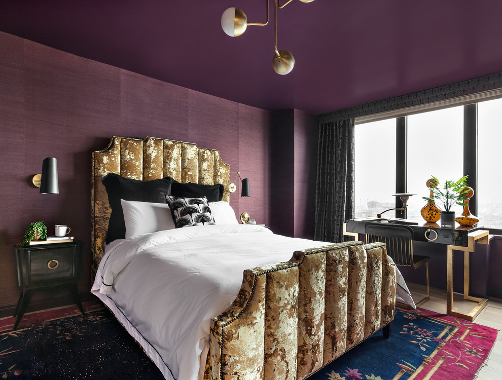 Esempio di una camera matrimoniale contemporanea con pareti viola e parquet chiaro