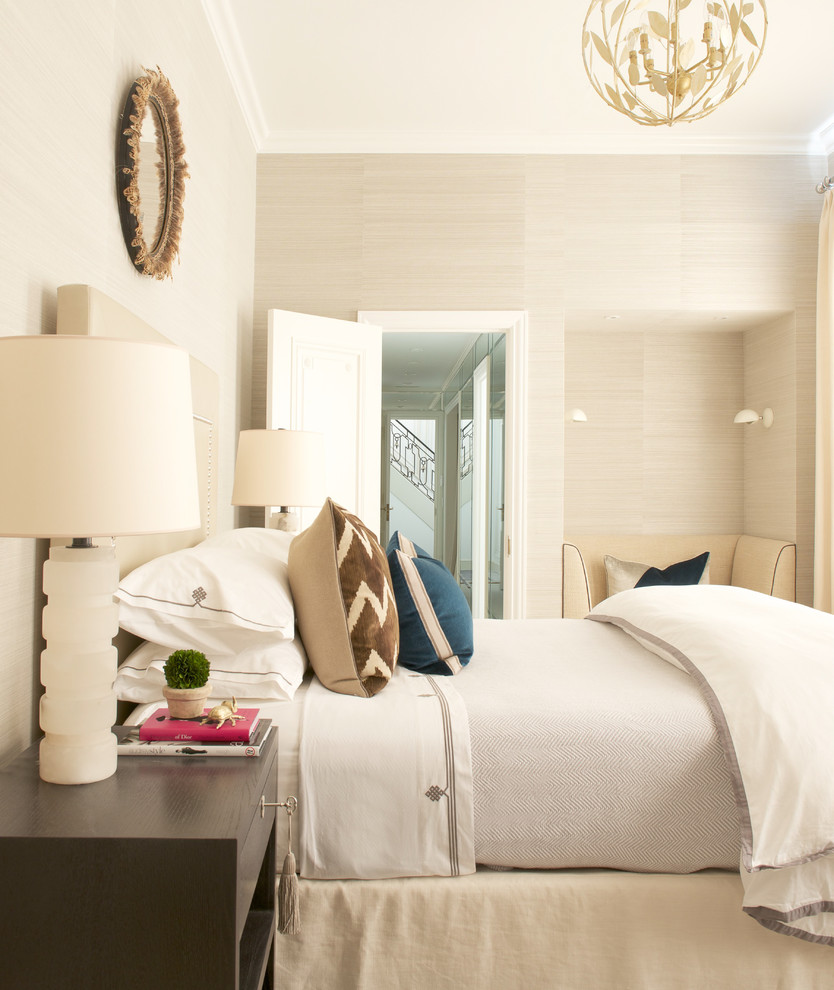 На фото: большая хозяйская спальня в стиле неоклассика (современная классика) с бежевыми стенами и ковровым покрытием без камина с