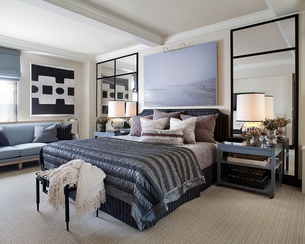 Свежая идея для дизайна: спальня в стиле неоклассика (современная классика) с бежевыми стенами и ковровым покрытием - отличное фото интерьера