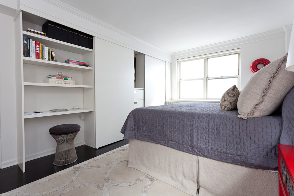 Пример оригинального дизайна: спальня в стиле модернизм с белыми стенами и темным паркетным полом