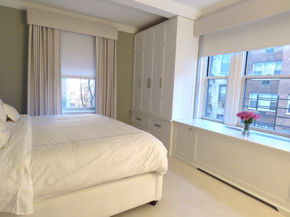 На фото: хозяйская спальня среднего размера в стиле неоклассика (современная классика) с серыми стенами, ковровым покрытием и бежевым полом без камина