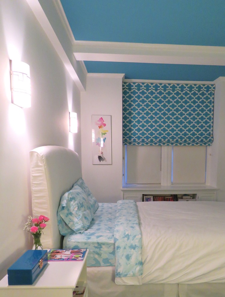 На фото: спальня среднего размера в стиле неоклассика (современная классика) с синими стенами, ковровым покрытием и бежевым полом без камина с