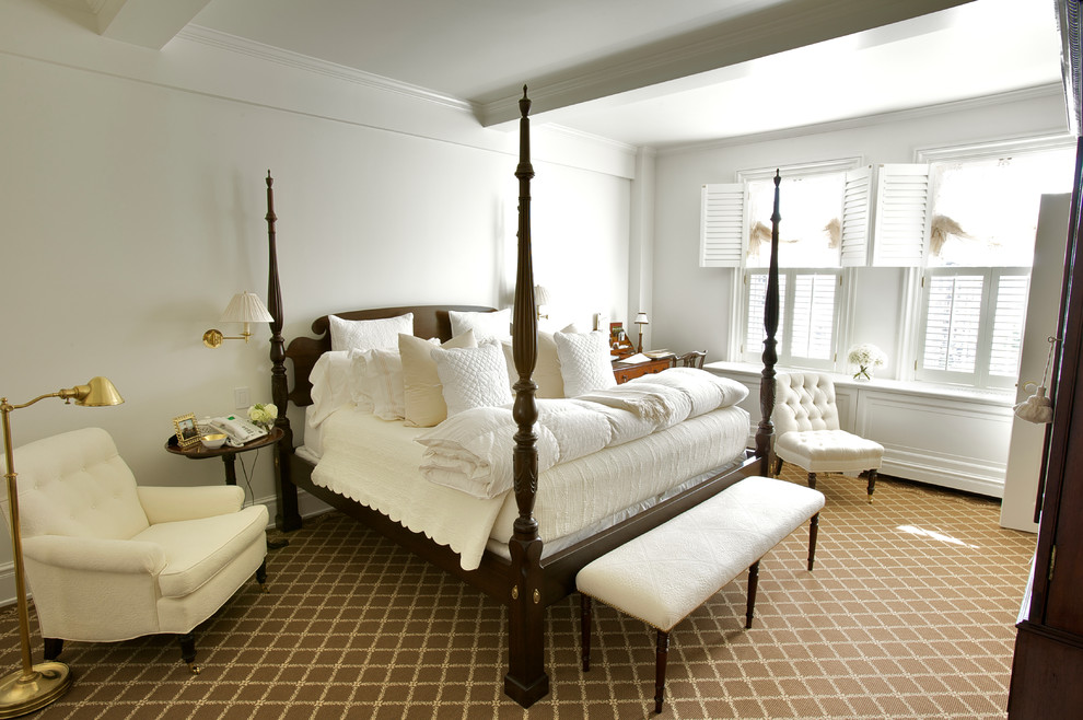 Mittelgroßes Klassisches Gästezimmer ohne Kamin mit weißer Wandfarbe und Teppichboden in New York