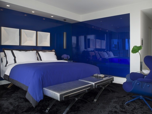 Стильный дизайн: хозяйская спальня в стиле модернизм с синими стенами, ковровым покрытием и черным полом - последний тренд