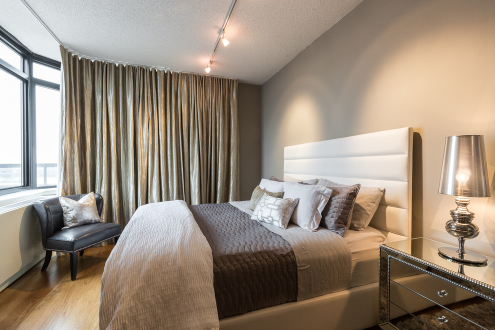 Kleines Shabby-Chic Hauptschlafzimmer mit beiger Wandfarbe und braunem Holzboden in New York