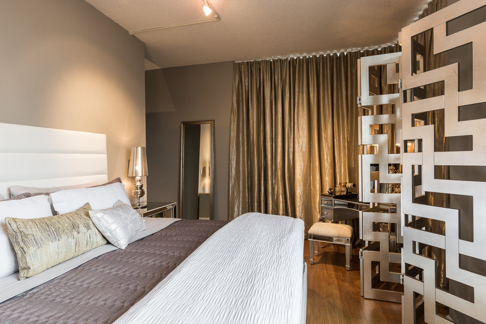 Aménagement d'une petite chambre parentale romantique avec un mur beige et un sol en bois brun.