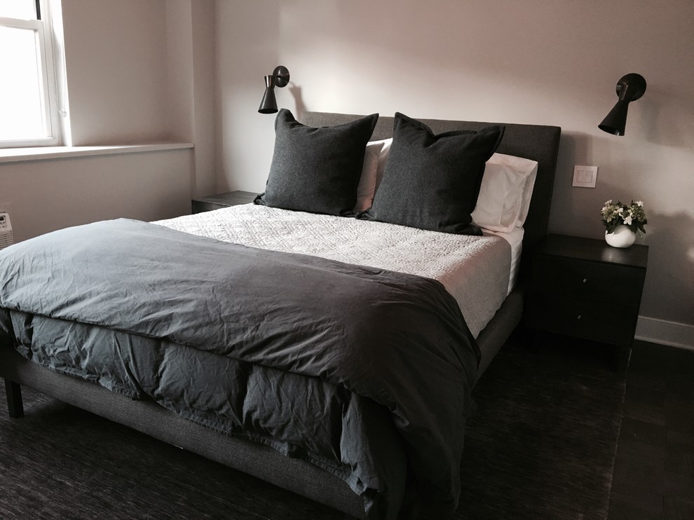 Inspiration pour une chambre d'amis minimaliste de taille moyenne avec un mur gris, parquet foncé et aucune cheminée.