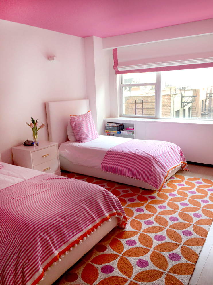 Cette image montre une chambre minimaliste de taille moyenne avec un mur blanc, parquet clair et un sol beige.