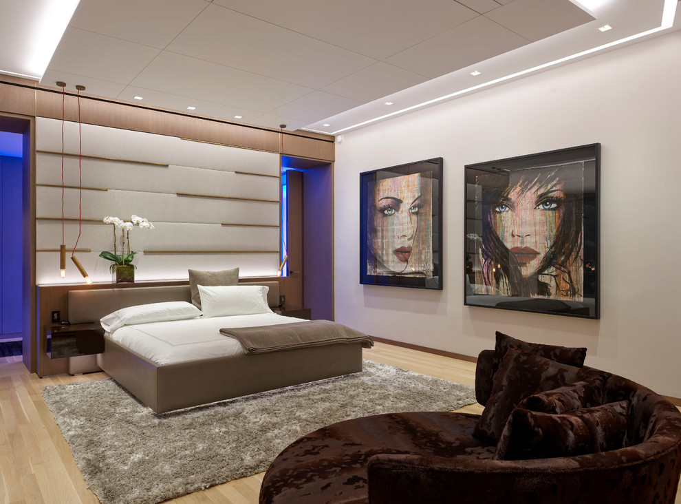 Modernes Hauptschlafzimmer ohne Kamin mit weißer Wandfarbe und hellem Holzboden in New York