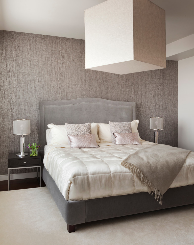 ニューヨークにあるトランジショナルスタイルのおしゃれな寝室 (グレーの壁、濃色無垢フローリング、アクセントウォール、グレーとクリーム色) のインテリア