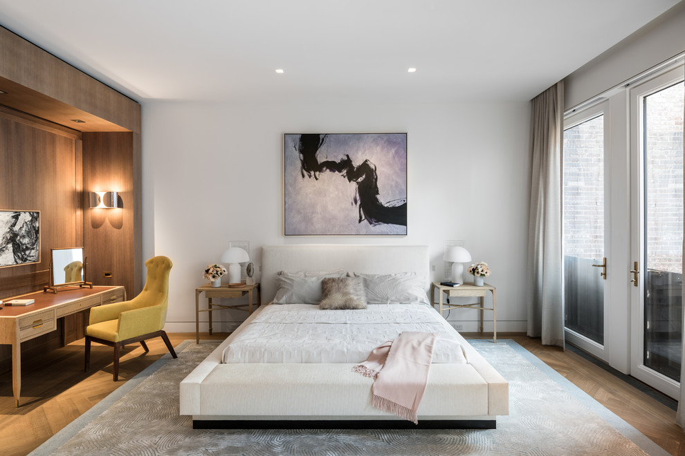 Свежая идея для дизайна: спальня в современном стиле с белыми стенами, паркетным полом среднего тона и коричневым полом - отличное фото интерьера