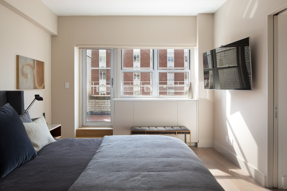 Стильный дизайн: хозяйская спальня среднего размера в современном стиле с бежевыми стенами, светлым паркетным полом и коричневым полом - последний тренд